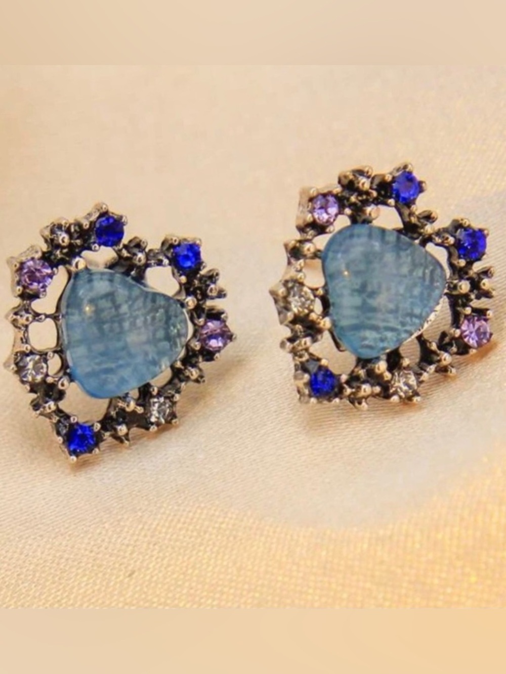 “Blue Branded Heart Wreath” Crisscross Bisect Framed Multicolor Gem Romance Stud